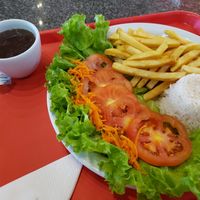 Olha o capricho desse prato! Além de bonitão,  estava  fresquinho e saboroso, temperado na medida certa. at Bud Café in Foz Do Iguacu