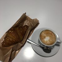 Vegan croissant and cappuccino at Rustichelli & Mangione in Padua