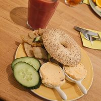 Vegan chai chicken chili bagel with extra cream cheese and a strawberry/banana juice at Bagels & Beans - Poolsterstraat in Rotterdam