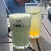 Matcha latte en Mango limonade at Imping Kaffee in Bocholt