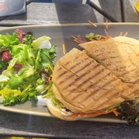 Broodje falafel met heerlijke dressing bij de salade. at Imping Kaffee in Bocholt