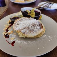 Pancakes met bosbessenjam en ahornsiroop at Zimt & Zucker in Berlin