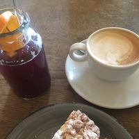 Hausgemachte Blaubeeren Limonade und kleiner Cappuccino mit Hafermilch  at Zimt & Zucker in Berlin