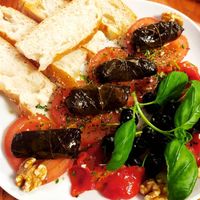 Vegetarischer Teller veganisiert, statt Feta mit Weinblättern. at Café Mandala in Kirchheimbolanden