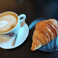 Questa si che è una colazione... Cornetto agrumi e zenzero... Peccato che alle 9 di sabato mattina (meno qualche minuto) avessero rimasto solo 2 cornetti vegan rispetto ad una sce at Bar Molino Centumbrie in Agello