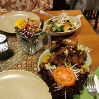 vorne: Vegetarische/Vegane Ente mit rotem Curry, Erdnüssen und Gemüse 
hinten: gebratener Tofu mit knackigem Gemüse  at Chada Thai in Freiburg