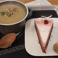 Krem z białych warzyw i tarta czeko-malina at Turlaj Klopsa - Karmelicka in Krakow