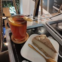 Rozgrzewająca herbatka roibos z malinkami i pomarańczą. Bezsernik waniliowy troszkę suchy. Mógłby być bardziej wilgotny, ale i tak był pyszny 😋 at Turlaj Klopsa - Karmelicka in Krakow