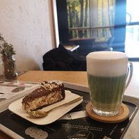 Delicious cake and matcha latte at Turlaj Klopsa - Karmelicka in Krakow