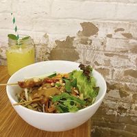 BUN NOODLE BOWL: Plato tradicional
vietnamita de fideos de arroz, menta fresca, cilantro,
pepino, cacahuetes, zanahoria y lechuga; con pinchos de
heurafoods.  at La Vietnamita in Barcelona