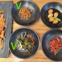 Vegan side dishes labelled at Duri Doomby - 두리둠비 in Jeju