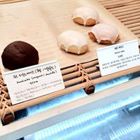 display of leftover desserts (Saturday afternoon) at Jigu Bakery - 지구제과 in Seoul