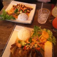 Hauptgerichte vegane Ente einmal mit Erdnusssoße (unten) und rotes Curry at My Hao in Nuremberg