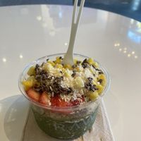 Hulk Bowl [New Item] with Mangos and Coconut Dust Sprinkles! 🫶🏽 Super satisfying and yummy - I definitely got my five a day all in one go! 🥭🥥🥬🍓💗🤪  at RawASF in Fremont