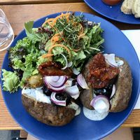 Salat mit Ofenkartoffel   at Weinbar Dagobert in Mainz