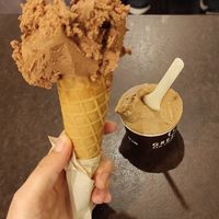 Tarrina de café con almendras y cucurucho de chocolate con avellanas at Grezzo Raw Chocolate in Rome