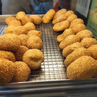 Sesame balls at Delisnacks 德利食 - Queen Street in Central Singapore