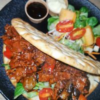 Jsckfruit met pita. Lekker. Kies niet voor de optie met friet. Want die is niet vegan! met velees gebakken in een pan. at De Vrienden in Heerlen