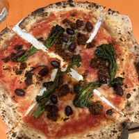 Pizze belle grosse e di ottima qualitá.   at Rudy's Neapolitan Pizza in Liverpool