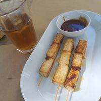 Espetadas de tofu, molho de coco e amendoim at Kantu Asian Corner in Evora