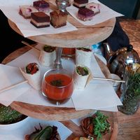 Genoten van een héérlijke hight tea. Staat niet op de kaart, vooraf gereserveerd. Echt super luxe en verrukkelijk. 🥰 at Grand Cafe Cornelis in Epe