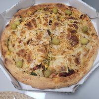 parece uma torta de tão grande e pesada que é at Big Pizzas in Santos