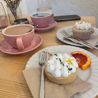 Zitronen-Thymian-Tarte (vorn)  at Sakura in Berlin