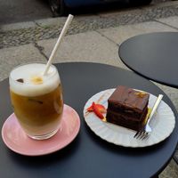 Schokokuchen und Iced Latte Macchiato at Sakura in Berlin