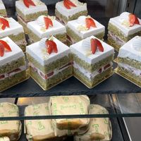 Matcha-Erdbeeren Kuchen 🍰, Tempeh Sandwich und Croissants mit Rhabarber und Marzipan 🥵😮‍💨  at Sakura in Berlin