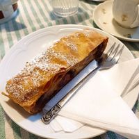 Apfelstrudel at Omas Teekanne in Graz