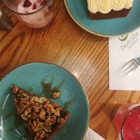 La tarte aux pommes et le carrot cake at Avocado in Athens