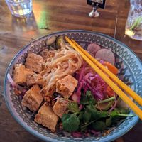 Mee kola (nouille riz, huile infusée à l'ail, tofu frit, légumes et coriandre) at La Belle Tonki in Montreal