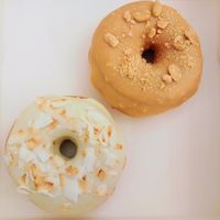 Donut Raphaelo (non vegan) et donut cacahouètes (vegan) at La Donuteria - Spalena in Prague
