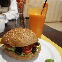 Panino ai cereali con pesto, pomodorini, avocado e olive nere, estratto "verace" at VERA in Palermo