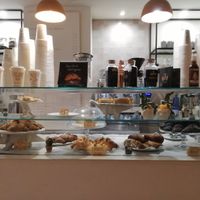 Cornetti al lampone e sambuco, cornetti neri, flauti con nocciole (il giorno seguente c'erano anche crostata ai frutti di bosco e Sacher!) at VERA in Palermo