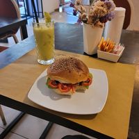 Vegan "sandwich and green juice at VERA in Palermo