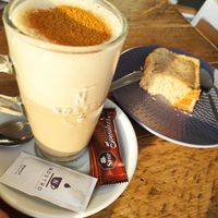 Chai latte con leche de soja y bizcocho de plátano vegano #Veganuary at Nostro Café Costa in Xabia