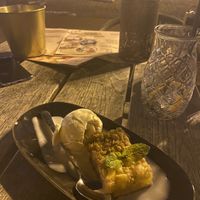 Veganer Apfelkuchen mit Vanilleeis und zitrusartiger Soße 😍 at Luna in Sittard