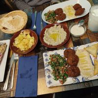 Arriba: arabito
De izquierda a derecha: shawarma de carne, patatas fritas, baba ganoush, salsa de la casa, bebida ayran
Abajo: arabito vegetariano plus at Un Arabigo in Madrid