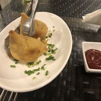 ‘Veg Samosa’
Une pâte frite triangle avec un mix de pommes de terre et des légumes épicés à l’intérieur
( Afried pastry with a spicy mashed potato and vegetable filling at Indian by Nature in Abidjan