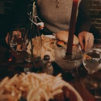 Kaars en roos op tafel voor de gezelligheid  at Oh!MA in Bruges