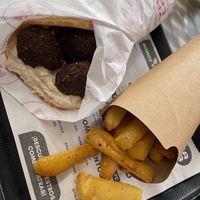 Falafel wrap y papas fritas at Yala Food in Lima