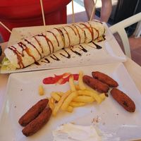 Croquetas de lentejas (trae 8 unidades) y super enrollado de no-pollo con salsa de yogur de soja at Tapería Esencia in Malaga