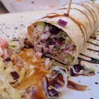 super enrollado de no-pollo con salsa de yogur de soja. Riquísimo!!! at Tapería Esencia in Malaga