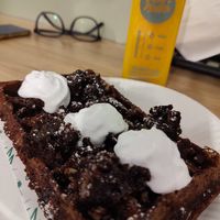Brownie waffle et jus l'orange. at Wake & Waffle in 