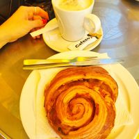 Caracola de crema y manzana, te negro con leche de soja at La Pastelería Llisó in Valencia