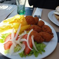 Croquetas de poyo con patatas y ensalada at Saspi in O Porrino