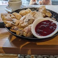Leckerer veganer Kaiserschmarrn mit Zwetschgenröster at 15 süße Minuten Café - Bistro in Vienna