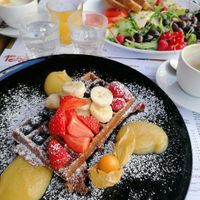 Banana-chocolate waffles and oriental breakfast (both vegan). 07/2020 at 15 süße Minuten Café - Bistro in Vienna