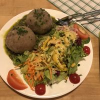 Tagesgericht Kartoffel-Walnussknödel mit Bärlauchpesto und Salatbeilage at Lauschhütte in Daxweiler